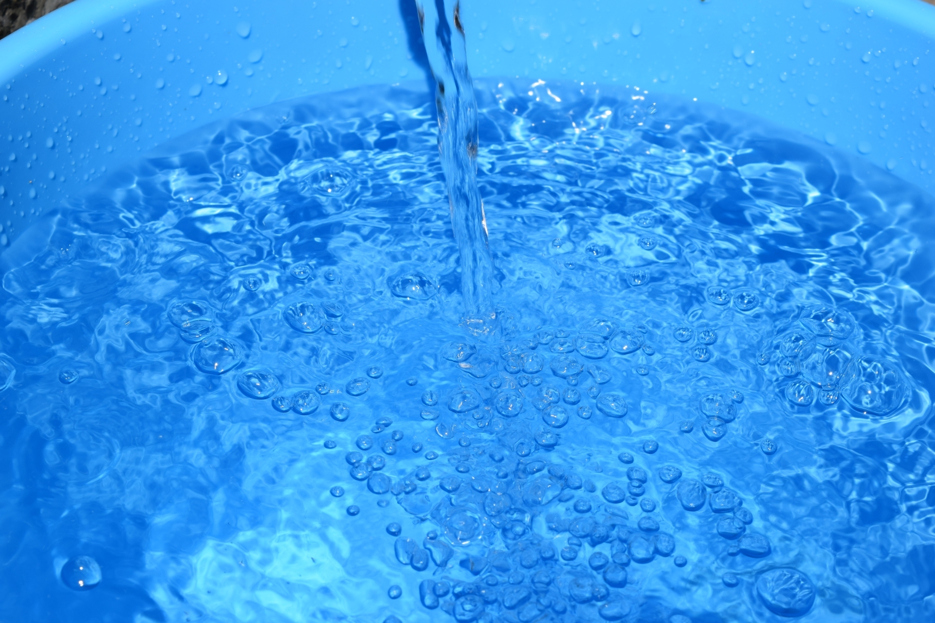 建议外包给管理公司，以保护物业免受楼上漏水问题的影响。