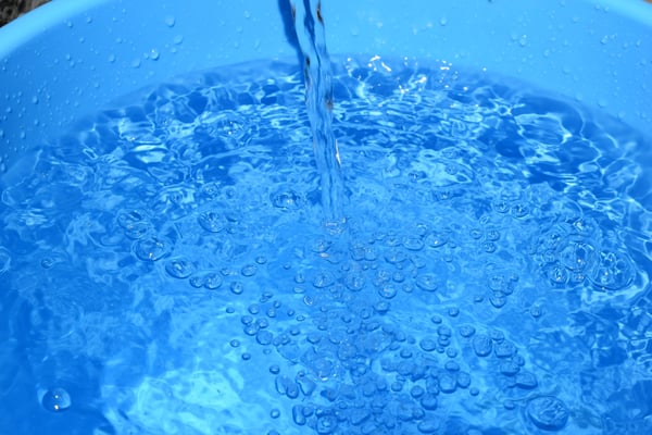 建议外包给管理公司，以保护物业免受楼上漏水问题的影响。