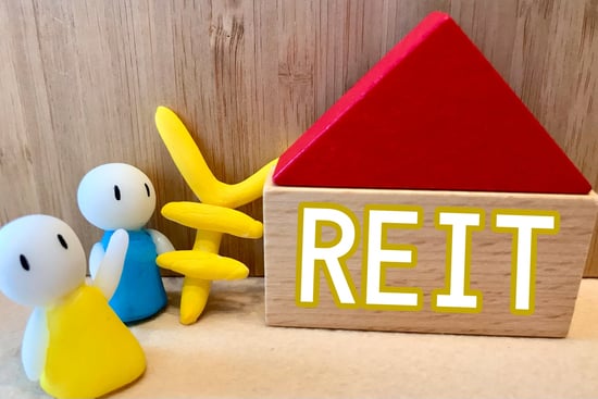 ما الفرق بين الاستثمار العقاري مقابل صندوق الاستثمار العقاري (REIT)؟ مقارنة شاملة بين المزايا والعيوب